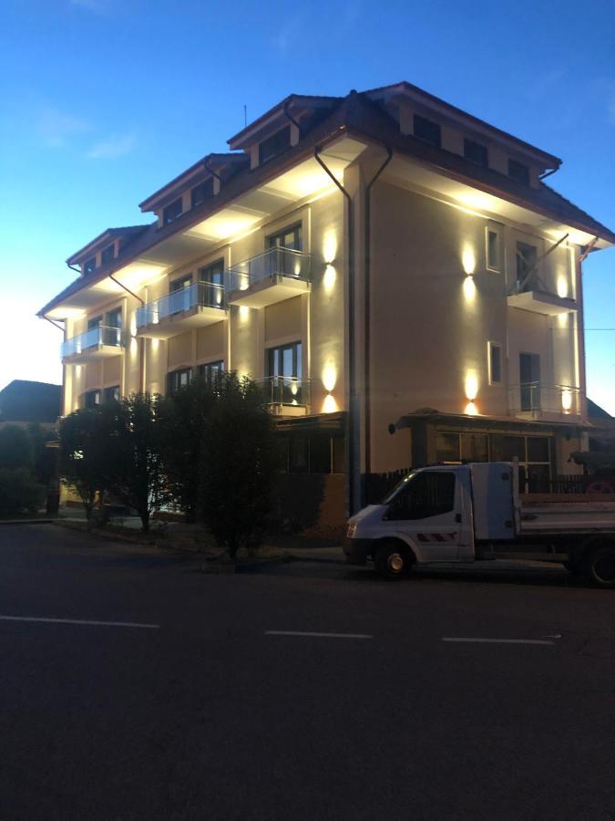Sub Cetate Rasnov Exterior foto